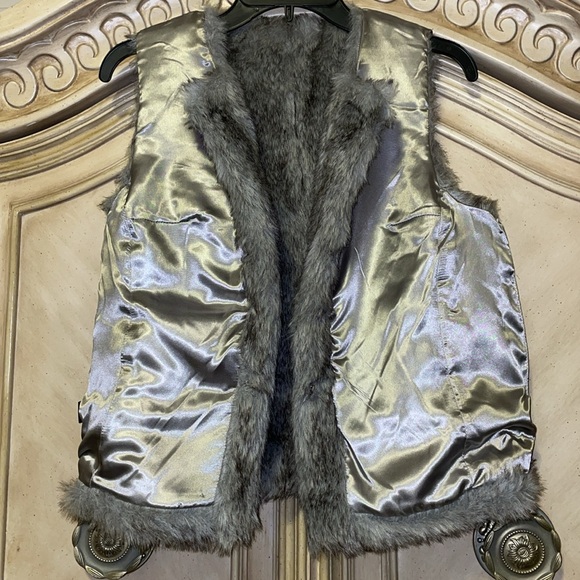 Faux fur THE LIMITED 
Vest high quality beautiful 
Instant upgrade 
Size S/M - Picture 7 of 7